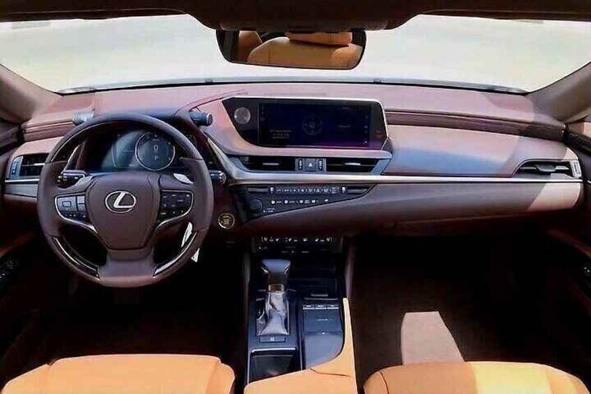 Een auto interieur met een stuur, dashboard en middenconsole. 2