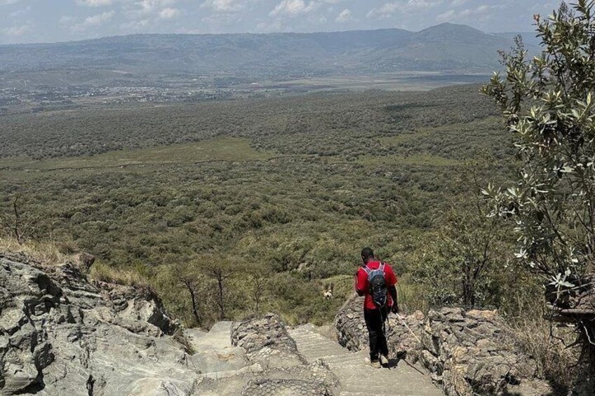 Un escursionista su un sentiero roccioso con vista su un vasto panorama. 5