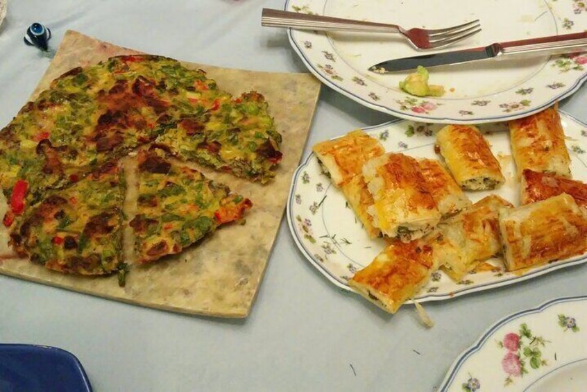 Una pizza y un plato de pimientos rellenos. 2