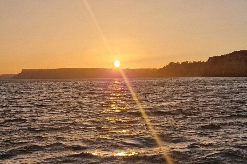 Un coucher de soleil sur l’océan, avec la lumière du soleil se reflétant sur l’eau. 3