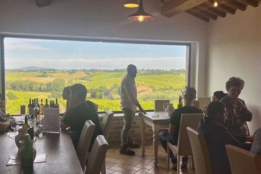 En restaurang med utsikt över en vingård. 2