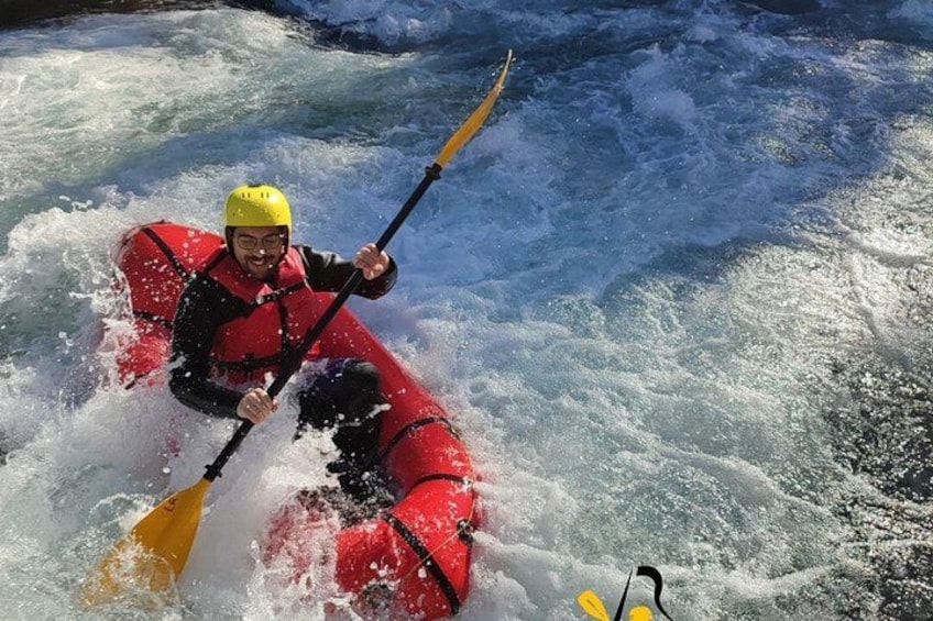 Una persona haciendo kayak en un río. 5
