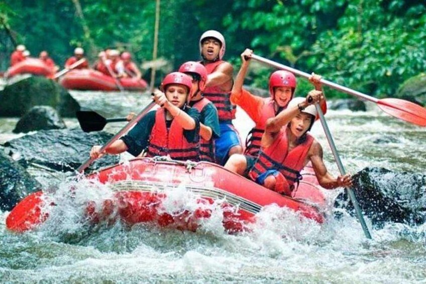 Un gruppo di persone su una zattera rossa che affronta un fiume con rapide. 3