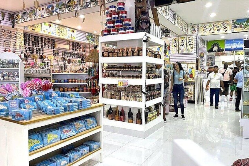Un magasin avec des étagères remplies d’en-cas, de jouets et de livres. 3