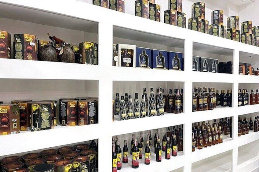 Des étagères remplies de différentes bouteilles d’alcool et de cartons. 5