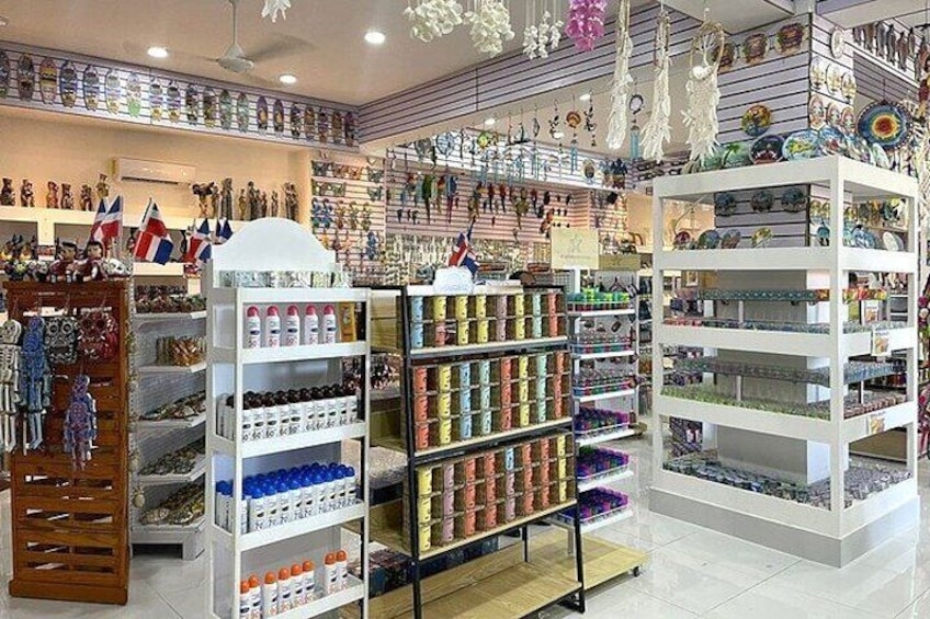 Un magasin de loisirs créatifs où l’on trouve des étagères remplies de pelotes de laine colorées, de perles et d’autres fournitures. 1
