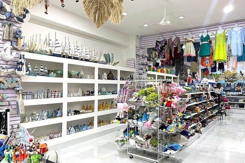 Un magasin avec des étagères remplies de jouets et de vêtements. 4