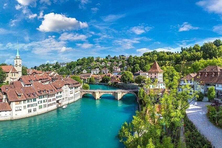 Un fiume con un ponte, edifici e una chiesa. 1