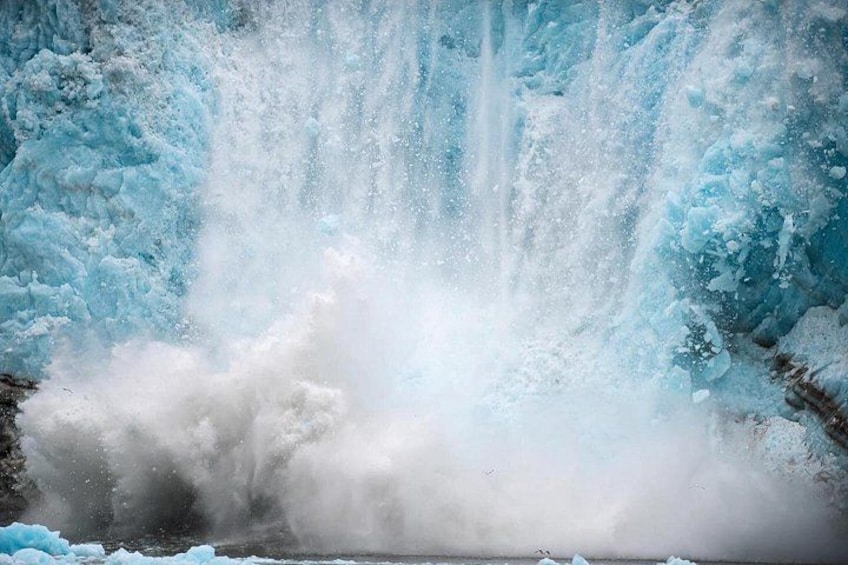 A geyser eruption with water and steam. 2