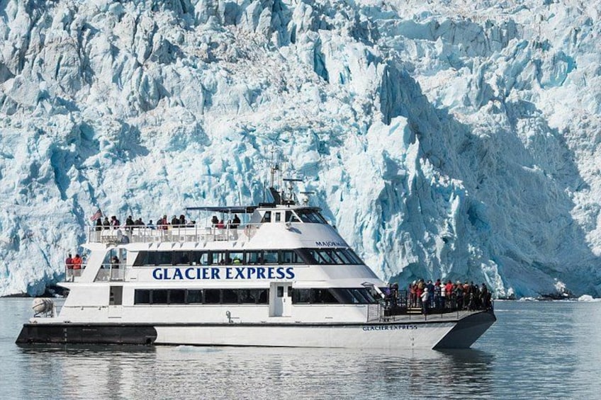 Un barco del Glacier Express con pasajeros en la cubierta, rodeado de un glaciar. 2