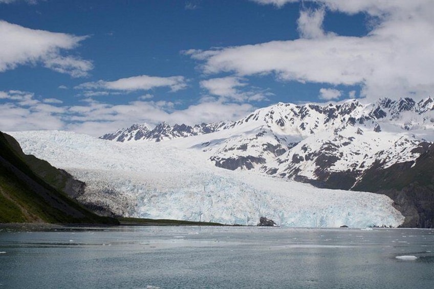 Un glacier avec une chaîne de montagnes en arrière-plan. 3