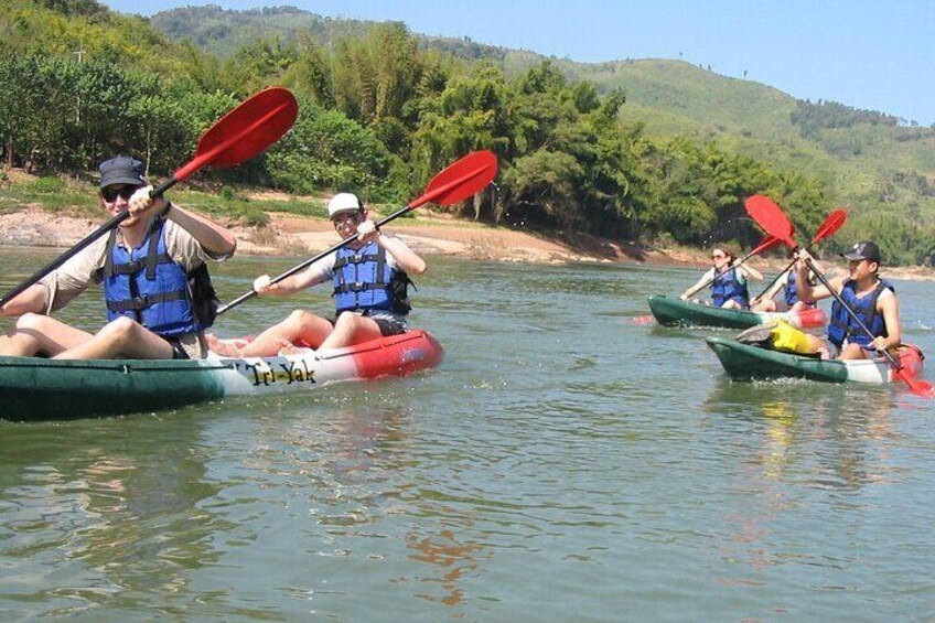 Persone che fanno kayak su un fiume circondato dal verde. 2