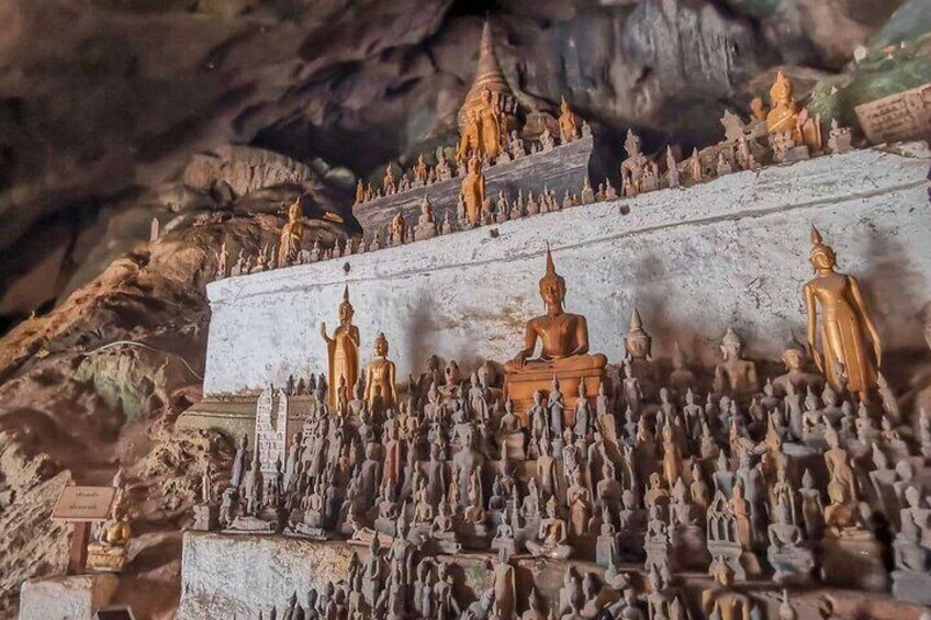 Un modello dettagliato di un complesso templare con numerose statue e strutture. 4