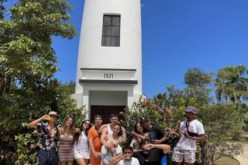Un gruppo di persone che posa di fronte a un edificio bianco con il numero 1921. 3