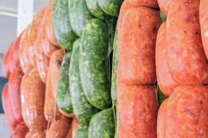 Variedad de salchichas expuestas en un mercado. 2