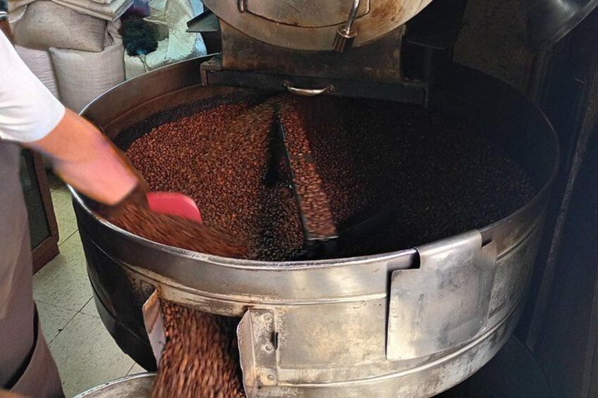 Una máquina industrial procesa granos de café. 5