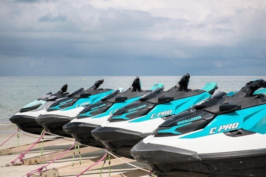 Une rangée de jet-skis sur une plage, avec l’océan en arrière-plan. 4