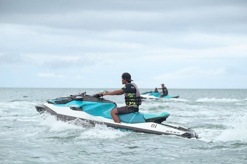 Une personne conduisant un jet ski sur l’eau. 5