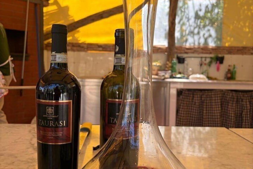 Deux bouteilles de vin de Taurasi sur un comptoir en marbre. 5