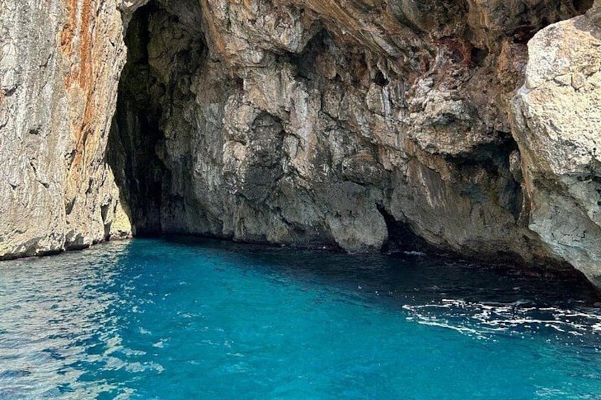 Una formación rocosa natural con una piscina de color azul intenso. 2