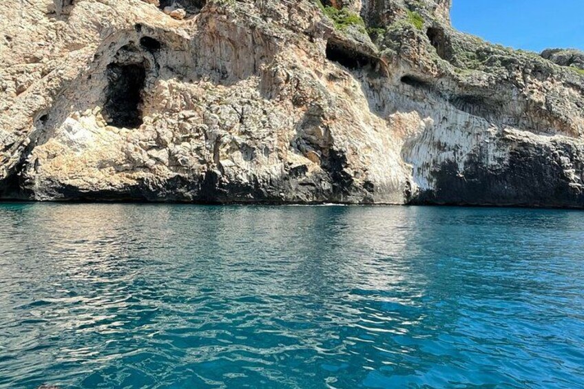 Una costa rocosa con aguas azul turquesa. 2