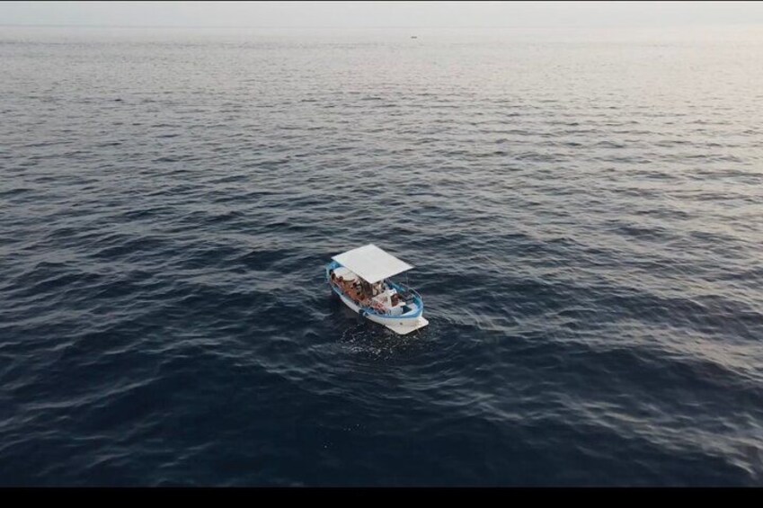Un barco sobre aguas oceánicas tranquilas. 2