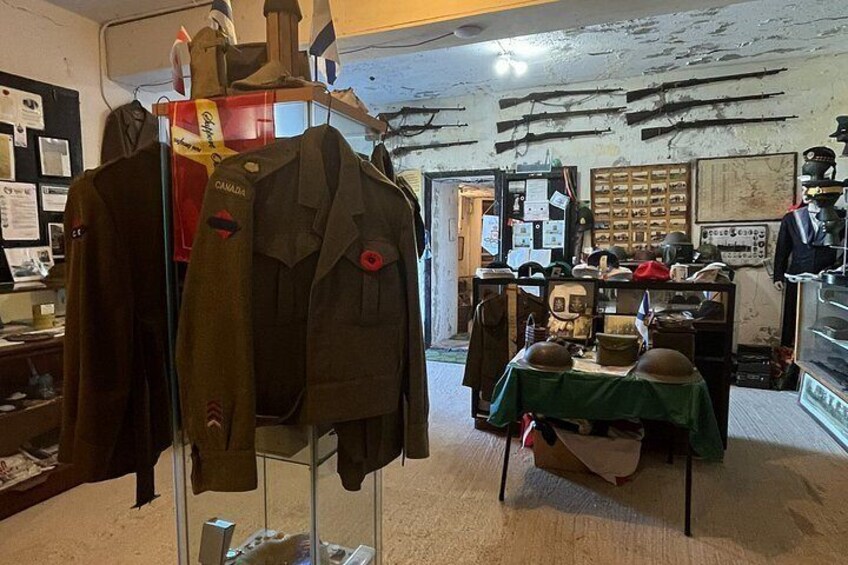 Un museo con uniformes y equipo militar exhibidos. 3