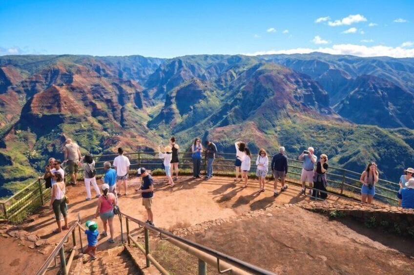 Un grupo de personas en una plataforma de observación con vistas a un paisaje montañoso. 1