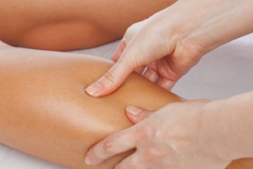 Iemand ontvangt een rugmassage. 3