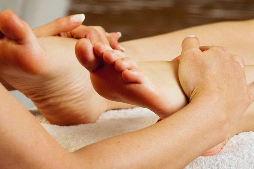 Fodmassage med hænder på foden. 2