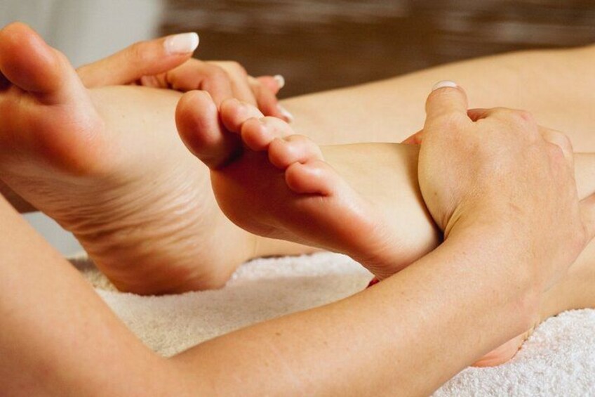 Handen geven een voetmassage. 4