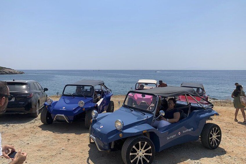 Una spiaggia con veicoli buggy sulle dune e alcune persone. 2
