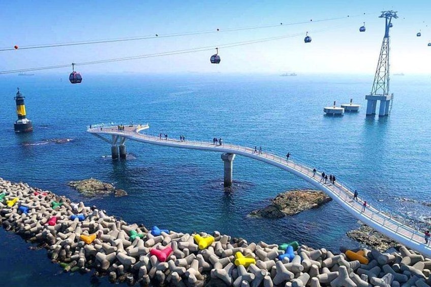 Un pont enjambant une étendue d’eau, un phare et un téléphérique. 3