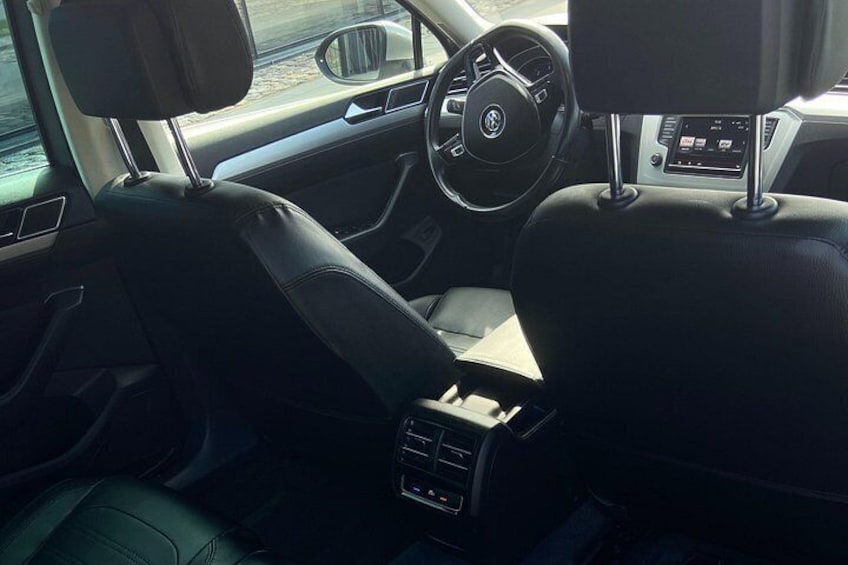 Een auto interieur met stuur, dashboard en middenconsole. 3