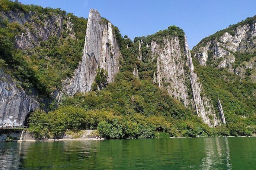Un río flanqueado por acantilados y abundante vegetación. 2