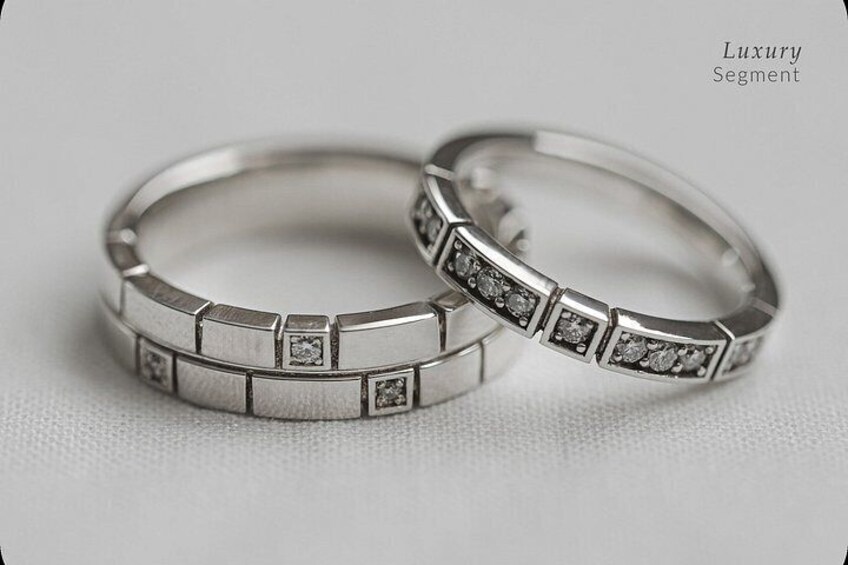 Twee zilveren ringen met een rij kleine diamanten. 1