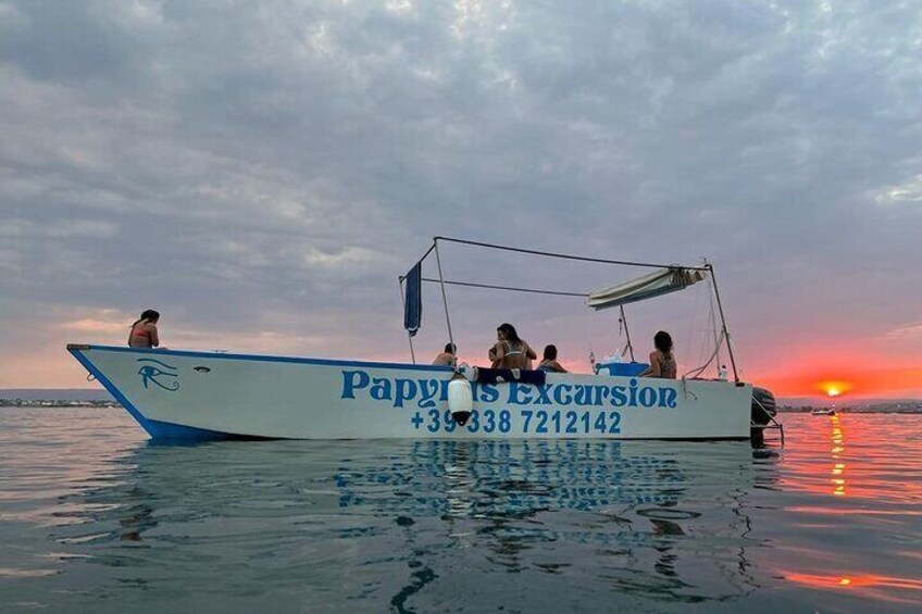 Un bateau portant l’inscription « Papyrus Excursion » et un numéro de téléphone. 1