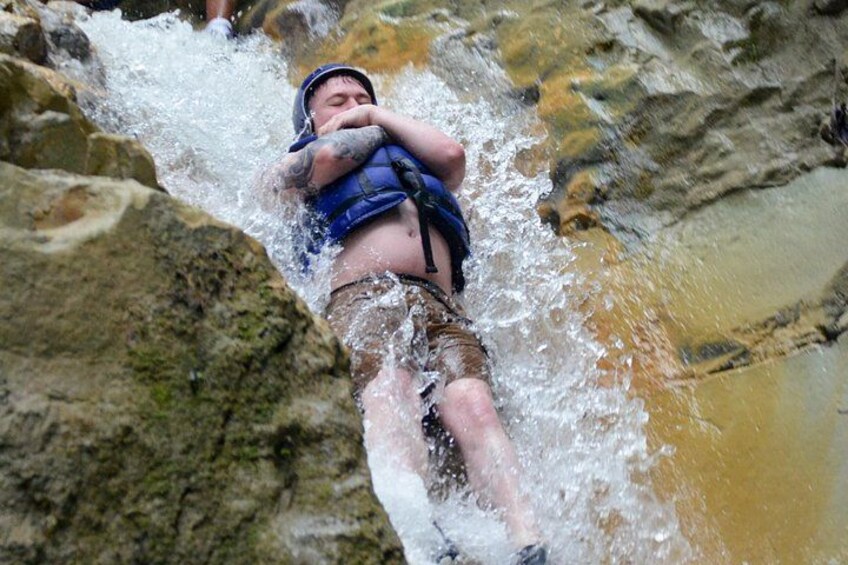 Iemand abseilt een rotsachtige waterval af. 5