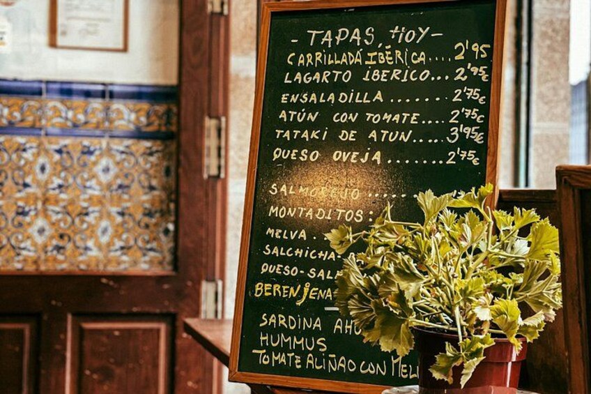 Un menú en una pizarra con nombres de comidas y precios en un restaurante. 2