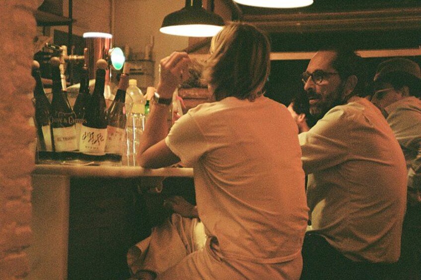 Un bar con botellas y vasos. 3