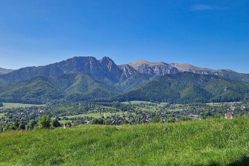 Un paisaje montañoso con un pueblo en el valle. 3