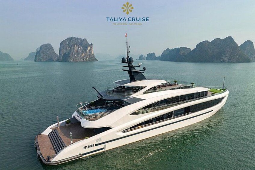 En stor, moderne yacht med et elegant design, flere dæk og en swimmingpool på øverste dæk. 2