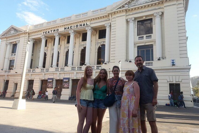 Un grupo de personas frente al Teatro Nacional. 4