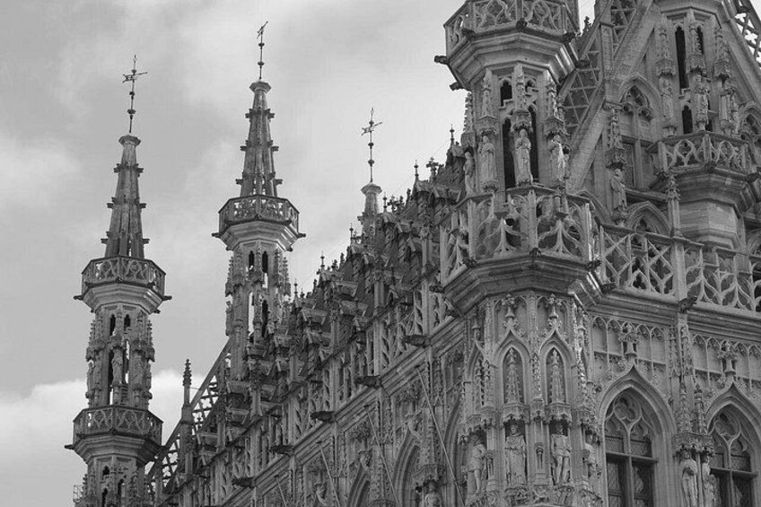 Un bâtiment de style gothique, caractérisé par des sculptures complexes et de nombreuses flèches. 2