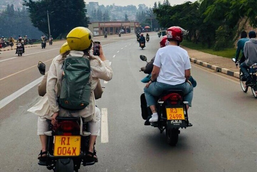 Deux motocyclistes circulent sur une route, l’un d’eux transportant un enfant et un sac à dos. 3