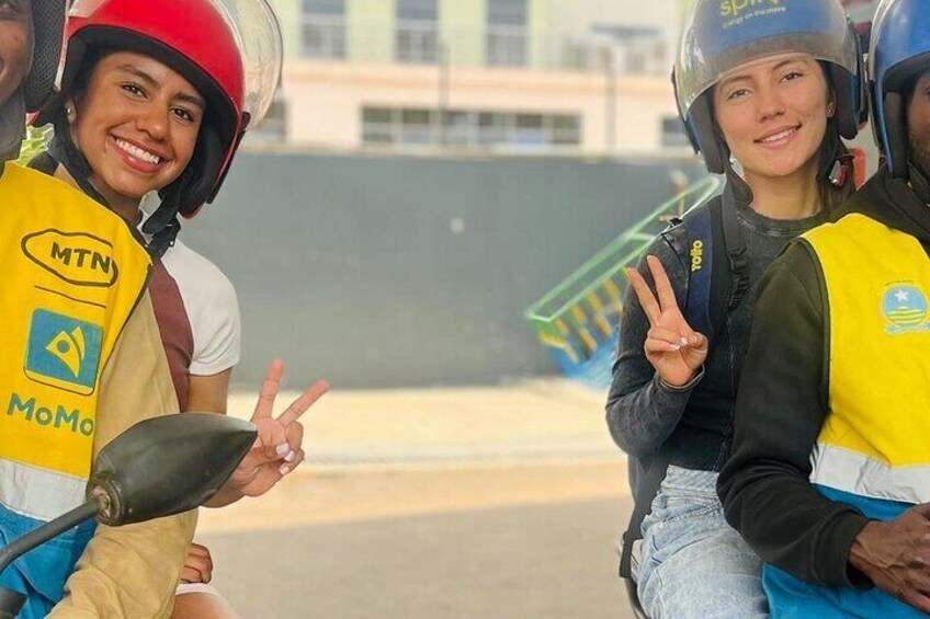 Deux personnes portant des gilets de sécurité jaunes et des casques, l’une d’elles faisant un signe de la paix avec ses doigts. 4