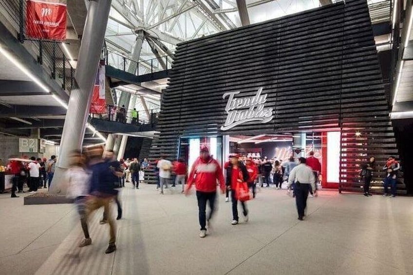 Un espacio público interior concurrido y un cartel llamativo que dice 'Fonda Unites'. 4
