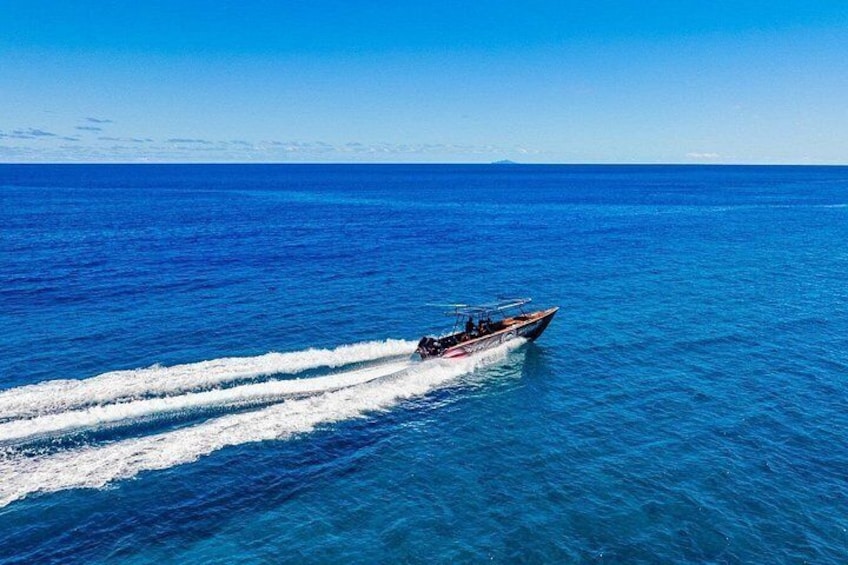 Un velero dejando una estela en el océano. 2