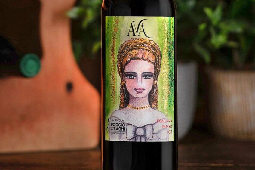 Une bouteille de vin dont l’étiquette présente une peinture classique et du texte. 4