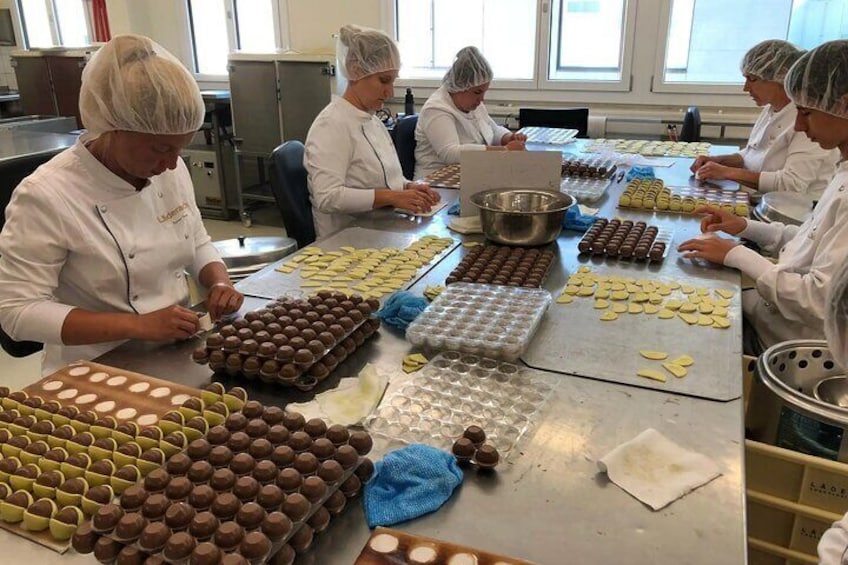 En grupp kockar som förbereder choklad i ett kök. 4